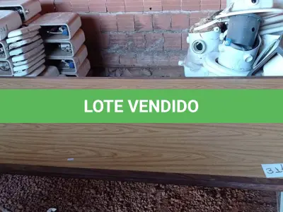 LOTE 314 - 01 MESA COM BASE EM FERRO E TAMPO EM MADEIRA. (NO ESTADO) ATENÇÃO! FAZER A VISITAÇÃO ANTES DE ARREMATAR, NÃO SABEMOS SE FUNCIONA. LEILÃO NÃO TEM GARANTIA E NEM DEVOLUÇÃO, SUJEITO A POSSÍVEIS AVARIAS VISÍVEIS/OCULTAS E/OU AUSÊNCIA DE COMPONENTES.