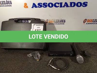 LOTE 197 - 01 MALETA COM 01 TRANSMISSOR E 01 MICROFONES SEM FIO. (NO ESTADO) ATENÇÃO! FAZER A VISITAÇÃO ANTES DE ARREMATAR, NÃO SABEMOS SE FUNCIONA. LEILÃO NÃO TEM GARANTIA E NEM DEVOLUÇÃO, SUJEITO A POSSÍVEIS AVARIAS VISÍVEIS/OCULTAS E/OU AUSÊNCIA DE COMPONENTES.