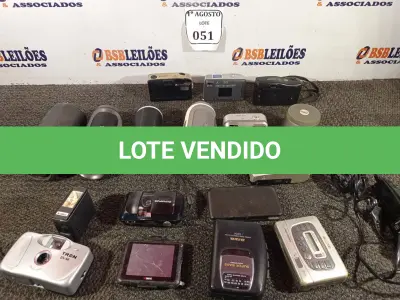 LOTE 051 - 01 LOTE COM CÂMERAS DIGITAL E CAIXINHAS DE SOM DIVERSAS. (NO ESTADO) ATENÇÃO! FAZER A VISITAÇÃO ANTES DE ARREMATAR, NÃO SABEMOS SE FUNCIONA. LEILÃO NÃO TEM GARANTIA E NEM DEVOLUÇÃO, SUJEITO A POSSÍVEIS AVARIAS VISÍVEIS/OCULTAS E/OU AUSÊNCIA DE COMPONENTES.