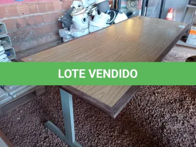 LOTE 314 - 01 MESA COM BASE EM FERRO E TAMPO EM MADEIRA. (NO ESTADO) ATENÇÃO! FAZER A VISITAÇÃO ANTES DE ARREMATAR, NÃO SABEMOS SE FUNCIONA. LEILÃO NÃO TEM GARANTIA E NEM DEVOLUÇÃO, SUJEITO A POSSÍVEIS AVARIAS VISÍVEIS/OCULTAS E/OU AUSÊNCIA DE COMPONENTES.