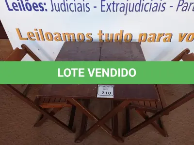 LOTE 210 - 01 MESA EM MADEIRA COM 02 CADEIRAS DOBRÁVEL COM AVARIAS. (NO ESTADO) ATENÇÃO! FAZER A VISITAÇÃO ANTES DE ARREMATAR, NÃO SABEMOS SE FUNCIONA. LEILÃO NÃO TEM GARANTIA E NEM DEVOLUÇÃO, SUJEITO A POSSÍVEIS AVARIAS VISÍVEIS/OCULTAS E/OU AUSÊNCIA DE COMPONENTES.