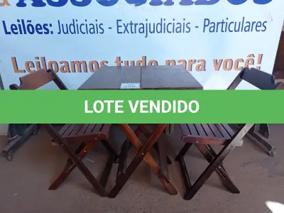 LOTE 250 - 01 MESA COM 02 CADEIRAS EM MADEIRA. (NO ESTADO) ATENÇÃO! FAZER A VISITAÇÃO ANTES DE ARREMATAR, NÃO SABEMOS SE FUNCIONA. LEILÃO NÃO TEM GARANTIA E NEM DEVOLUÇÃO, SUJEITO A POSSÍVEIS AVARIAS VISÍVEIS/OCULTAS E/OU AUSÊNCIA DE COMPONENTES.
