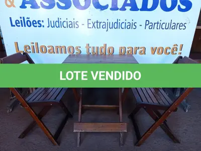 LOTE 100 - 01 MESA EM MADEIRA COM 02 CADEIRAS DOBRÁVEL COM AVARIAS. (NO ESTADO) ATENÇÃO! FAZER A VISITAÇÃO ANTES DE ARREMATAR, NÃO SABEMOS SE FUNCIONA. LEILÃO NÃO TEM GARANTIA E NEM DEVOLUÇÃO, SUJEITO A POSSÍVEIS AVARIAS VISÍVEIS/OCULTAS E/OU AUSÊNCIA DE COMPONENTES.