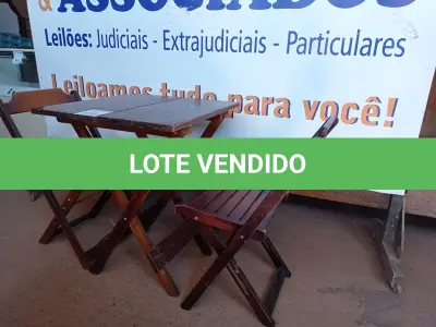 LOTE 250 - 01 MESA COM 02 CADEIRAS EM MADEIRA. (NO ESTADO) ATENÇÃO! FAZER A VISITAÇÃO ANTES DE ARREMATAR, NÃO SABEMOS SE FUNCIONA. LEILÃO NÃO TEM GARANTIA E NEM DEVOLUÇÃO, SUJEITO A POSSÍVEIS AVARIAS VISÍVEIS/OCULTAS E/OU AUSÊNCIA DE COMPONENTES.