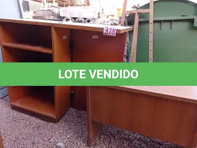 LOTE 318 - 01 BALCÃO E 01 MESINHA EM MADEIRA (NO ESTADO) ATENÇÃO! FAZER A VISITAÇÃO ANTES DE ARREMATAR, NÃO SABEMOS SE FUNCIONA. LEILÃO NÃO TEM GARANTIA E NEM DEVOLUÇÃO, SUJEITO A POSSÍVEIS AVARIAS VISÍVEIS/OCULTAS E/OU AUSÊNCIA DE COMPONENTES.