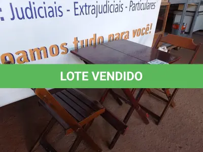 LOTE 110 - 01 MESA EM MADEIRA COM 02 CADEIRAS DOBRÁVEL COM AVARIAS. (NO ESTADO) ATENÇÃO! FAZER A VISITAÇÃO ANTES DE ARREMATAR, NÃO SABEMOS SE FUNCIONA. LEILÃO NÃO TEM GARANTIA E NEM DEVOLUÇÃO, SUJEITO A POSSÍVEIS AVARIAS VISÍVEIS/OCULTAS E/OU AUSÊNCIA DE COMPONENTES.