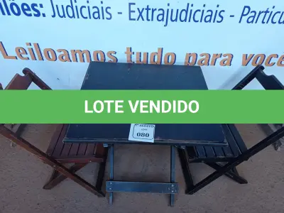 LOTE 080 - 01 MESA EM MADEIRA COM 02 CADEIRAS DOBRÁVEL COM AVARIAS. (NO ESTADO) ATENÇÃO! FAZER A VISITAÇÃO ANTES DE ARREMATAR, NÃO SABEMOS SE FUNCIONA. LEILÃO NÃO TEM GARANTIA E NEM DEVOLUÇÃO, SUJEITO A POSSÍVEIS AVARIAS VISÍVEIS/OCULTAS E/OU AUSÊNCIA DE COMPONENTES.