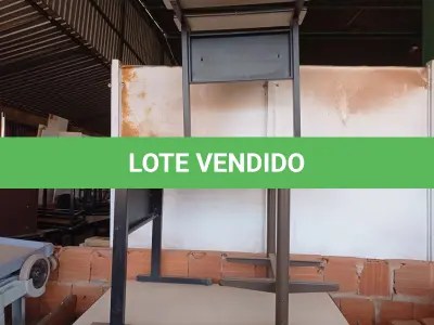 LOTE 536 - 03 MESAS EM MADEIRA PARA IMPRESSORA, 01 MESINHA DE CENTRO E 01 MESA EM MADEIRA COM 02 GAVETAS. (NO ESTADO) ATENÇÃO! FAZER A VISITAÇÃO ANTES DE ARREMATAR, NÃO SABEMOS SE FUNCIONA. LEILÃO NÃO TEM GARANTIA E NEM DEVOLUÇÃO, SUJEITO A POSSÍVEIS AVARIAS VISÍVEIS/OCULTAS E/OU AUSÊNCIA DE COMPONENTES.