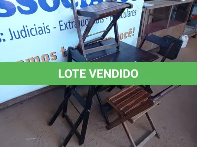 LOTE 330 - 01 MESA COM 04 CADEIRAS COM AVARIAS EM MADEIRA DOBRÁVEL. (NO ESTADO) ATENÇÃO! FAZER A VISITAÇÃO ANTES DE ARREMATAR, NÃO SABEMOS SE FUNCIONA. LEILÃO NÃO TEM GARANTIA E NEM DEVOLUÇÃO, SUJEITO A POSSÍVEIS AVARIAS VISÍVEIS/OCULTAS E/OU AUSÊNCIA DE COMPONENTES.