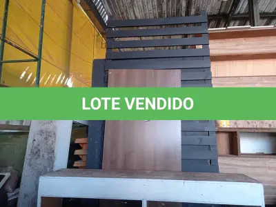 LOTE 530 -  01 LOTE COM PAINÉIS EM MADEIRA E BALCÃO EM MADEIRA. (NO ESTADO) ATENÇÃO! FAZER A VISITAÇÃO ANTES DE ARREMATAR, NÃO SABEMOS SE FUNCIONA. LEILÃO NÃO TEM GARANTIA E NEM DEVOLUÇÃO, SUJEITO A POSSÍVEIS AVARIAS VISÍVEIS/OCULTAS E/OU AUSÊNCIA DE COMPONENTES.