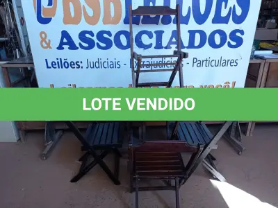 LOTE 310 - 01 MESA COM 04 CADEIRAS COM AVARIAS EM MADEIRA DOBRÁVEL. (NO ESTADO) ATENÇÃO! FAZER A VISITAÇÃO ANTES DE ARREMATAR, NÃO SABEMOS SE FUNCIONA. LEILÃO NÃO TEM GARANTIA E NEM DEVOLUÇÃO, SUJEITO A POSSÍVEIS AVARIAS VISÍVEIS/OCULTAS E/OU AUSÊNCIA DE COMPONENTES.