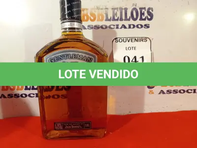 LOTE 041 -  01 GARRAFA DE WHISKY GENTLEMAN JACK 1LITRO. LACRADO.  (NO ESTADO EM QUE SE ENCONTRA) ATENÇÃO! FAZER A VISITAÇÃO ANTES DE ARREMATAR, NÃO SABEMOS SE FUNCIONA. LEILÃO NÃO TEM GARANTIA E NEM DEVOLUÇÃO, SUJEITO A POSSÍVEIS AVARIAS VISÍVEIS/OCULTAS E/OU AUSÊNCIA DE COMPONENTES.  