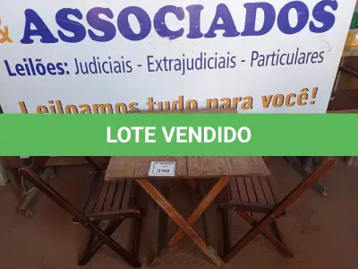LOTE 390 - 01 MESA COM 04 CADEIRAS COM AVARIAS EM MADEIRA DOBRÁVEL. (NO ESTADO) ATENÇÃO! FAZER A VISITAÇÃO ANTES DE ARREMATAR, NÃO SABEMOS SE FUNCIONA. LEILÃO NÃO TEM GARANTIA E NEM DEVOLUÇÃO, SUJEITO A POSSÍVEIS AVARIAS VISÍVEIS/OCULTAS E/OU AUSÊNCIA DE COMPONENTES.