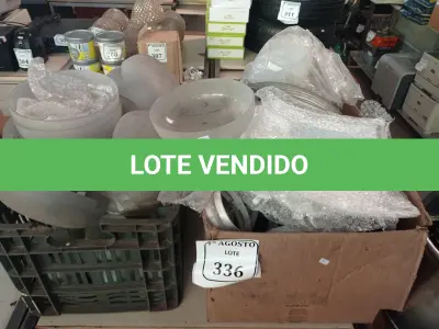 LOTE 336 - 02 CAIXAS COM GLOBOS EM VIDRO PARA LUMINÁRIAS. (NO ESTADO) ATENÇÃO! FAZER A VISITAÇÃO ANTES DE ARREMATAR, NÃO SABEMOS SE FUNCIONA. LEILÃO NÃO TEM GARANTIA E NEM DEVOLUÇÃO, SUJEITO A POSSÍVEIS AVARIAS VISÍVEIS/OCULTAS E/OU AUSÊNCIA DE COMPONENTES.