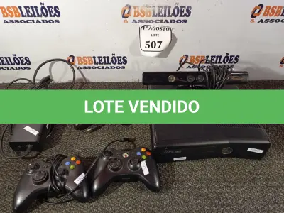 LOTE 507 -  01 VÍDEO GAME XBOX 360 COM 03 CONTROLES E 01 KINECT COM FONTE. (NO ESTADO) ATENÇÃO! FAZER A VISITAÇÃO ANTES DE ARREMATAR, NÃO SABEMOS SE FUNCIONA. LEILÃO NÃO TEM GARANTIA E NEM DEVOLUÇÃO, SUJEITO A POSSÍVEIS AVARIAS VISÍVEIS/OCULTAS E/OU AUSÊNCIA DE COMPONENTES.