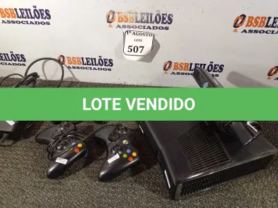 LOTE 507 -  01 VÍDEO GAME XBOX 360 COM 03 CONTROLES E 01 KINECT COM FONTE. (NO ESTADO) ATENÇÃO! FAZER A VISITAÇÃO ANTES DE ARREMATAR, NÃO SABEMOS SE FUNCIONA. LEILÃO NÃO TEM GARANTIA E NEM DEVOLUÇÃO, SUJEITO A POSSÍVEIS AVARIAS VISÍVEIS/OCULTAS E/OU AUSÊNCIA DE COMPONENTES.