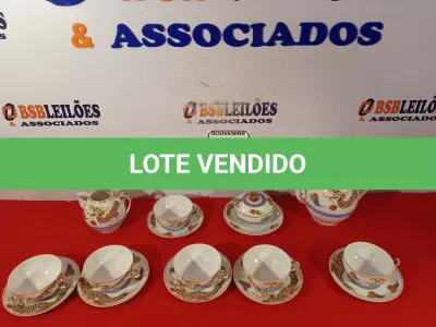 LOTE 005 - 01 BELÍSSIMO CONJUNTO DE CHÁ JAPONÊS CASCA OVO PORCELANA COM 01 BULE, 01 LEITEIRA, 01 MANTEIGUEIRA, 06 XICARAS DE CHÁ E 06 PIRES. (NO ESTADO EM QUE SE ENCONTRA) ATENÇÃO! FAZER A VISITAÇÃO ANTES DE ARREMATAR, NÃO SABEMOS SE FUNCIONA. LEILÃO NÃO TEM GARANTIA E NEM DEVOLUÇÃO, SUJEITO A POSSÍVEIS AVARIAS VISÍVEIS/OCULTAS E/OU AUSÊNCIA DE COMPONENTES.  