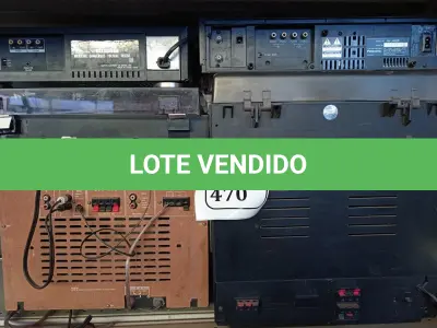 LOTE 470 - 02 APARELHOS DE SOM COM TOCA VINIL SEM CAIXA E 02 VHS DIVERSOS.  (NO ESTADO) ATENÇÃO! FAZER A VISITAÇÃO ANTES DE ARREMATAR, NÃO SABEMOS SE FUNCIONA. LEILÃO NÃO TEM GARANTIA E NEM DEVOLUÇÃO, SUJEITO A POSSÍVEIS AVARIAS VISÍVEIS/OCULTAS E/OU AUSÊNCIA DE COMPONENTES.