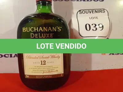 LOTE 039 - 01 GARRAFA DE WHISKY BUCHANAN ‘S DE LUXE 12 ANOS 1 LITRO. LACRADO.  (NO ESTADO EM QUE SE ENCONTRA) ATENÇÃO! FAZER A VISITAÇÃO ANTES DE ARREMATAR, NÃO SABEMOS SE FUNCIONA. LEILÃO NÃO TEM GARANTIA E NEM DEVOLUÇÃO, SUJEITO A POSSÍVEIS AVARIAS VISÍVEIS/OCULTAS E/OU AUSÊNCIA DE COMPONENTES.  