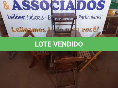 LOTE 410 - 01 MESA COM 04 CADEIRAS COM AVARIAS EM MADEIRA DOBRÁVEL. (NO ESTADO) ATENÇÃO! FAZER A VISITAÇÃO ANTES DE ARREMATAR, NÃO SABEMOS SE FUNCIONA. LEILÃO NÃO TEM GARANTIA E NEM DEVOLUÇÃO, SUJEITO A POSSÍVEIS AVARIAS VISÍVEIS/OCULTAS E/OU AUSÊNCIA DE COMPONENTES.