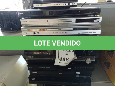 LOTE 488 - 10 APARELHOS DE DVD DIVERSOS.  (NO ESTADO) ATENÇÃO! FAZER A VISITAÇÃO ANTES DE ARREMATAR, NÃO SABEMOS SE FUNCIONA. LEILÃO NÃO TEM GARANTIA E NEM DEVOLUÇÃO, SUJEITO A POSSÍVEIS AVARIAS VISÍVEIS/OCULTAS E/OU AUSÊNCIA DE COMPONENTES.