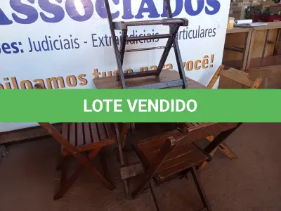 LOTE 410 - 01 MESA COM 04 CADEIRAS COM AVARIAS EM MADEIRA DOBRÁVEL. (NO ESTADO) ATENÇÃO! FAZER A VISITAÇÃO ANTES DE ARREMATAR, NÃO SABEMOS SE FUNCIONA. LEILÃO NÃO TEM GARANTIA E NEM DEVOLUÇÃO, SUJEITO A POSSÍVEIS AVARIAS VISÍVEIS/OCULTAS E/OU AUSÊNCIA DE COMPONENTES.