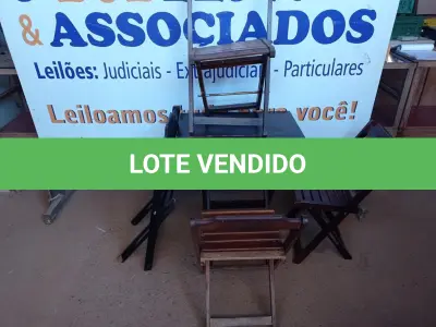 LOTE 330 - 01 MESA COM 04 CADEIRAS COM AVARIAS EM MADEIRA DOBRÁVEL. (NO ESTADO) ATENÇÃO! FAZER A VISITAÇÃO ANTES DE ARREMATAR, NÃO SABEMOS SE FUNCIONA. LEILÃO NÃO TEM GARANTIA E NEM DEVOLUÇÃO, SUJEITO A POSSÍVEIS AVARIAS VISÍVEIS/OCULTAS E/OU AUSÊNCIA DE COMPONENTES.