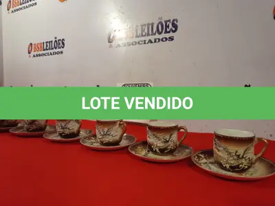 LOTE 009 - 01 BELÍSSIMO JOGO DE CAFÉ JAPONÊS SATSUMA. (NO ESTADO EM QUE SE ENCONTRA) ATENÇÃO! FAZER A VISITAÇÃO ANTES DE ARREMATAR, NÃO SABEMOS SE FUNCIONA. LEILÃO NÃO TEM GARANTIA E NEM DEVOLUÇÃO, SUJEITO A POSSÍVEIS AVARIAS VISÍVEIS/OCULTAS E/OU AUSÊNCIA DE COMPONENTES.