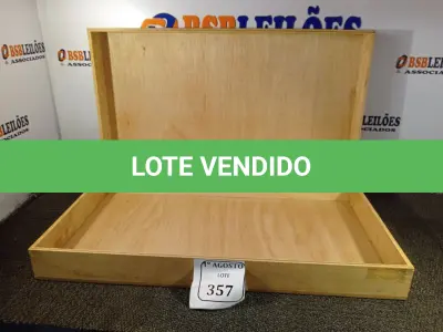 LOTE 357 - 01 CAIXA DE MADEIRA. (NO ESTADO) ATENÇÃO! FAZER A VISITAÇÃO ANTES DE ARREMATAR, NÃO SABEMOS SE FUNCIONA. LEILÃO NÃO TEM GARANTIA E NEM DEVOLUÇÃO, SUJEITO A POSSÍVEIS AVARIAS VISÍVEIS/OCULTAS E/OU AUSÊNCIA DE COMPONENTES.