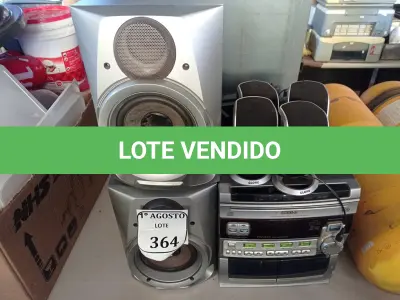 LOTE 364 - 01 SOM PHILIPS COM 08 CAIXAS DE SOM DIVERSAS. (NO ESTADO) ATENÇÃO! FAZER A VISITAÇÃO ANTES DE ARREMATAR, NÃO SABEMOS SE FUNCIONA. LEILÃO NÃO TEM GARANTIA E NEM DEVOLUÇÃO, SUJEITO A POSSÍVEIS AVARIAS VISÍVEIS/OCULTAS E/OU AUSÊNCIA DE COMPONENTES.
