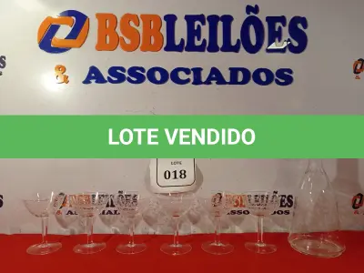 LOTE 018 - 01 GARRAFA PARA DECANTAÇÃO DE VINHO OU LICOR E 06 TAÇAS EM CRISTAL. (NO ESTADO EM QUE SE ENCONTRA) ATENÇÃO! FAZER A VISITAÇÃO ANTES DE ARREMATAR, NÃO SABEMOS SE FUNCIONA. LEILÃO NÃO TEM GARANTIA E NEM DEVOLUÇÃO, SUJEITO A POSSÍVEIS AVARIAS VISÍVEIS/OCULTAS E/OU AUSÊNCIA DE COMPONENTES.  