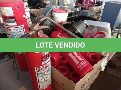 LOTE 366 - 01 CAIXA COM PORTAS GARRAFAS, UTENSÍLIOS PARA COZINHA E 03 EXTINTORES COM AVARIAS. (NO ESTADO) ATENÇÃO! FAZER A VISITAÇÃO ANTES DE ARREMATAR, NÃO SABEMOS SE FUNCIONA. LEILÃO NÃO TEM GARANTIA E NEM DEVOLUÇÃO, SUJEITO A POSSÍVEIS AVARIAS VISÍVEIS/OCULTAS E/OU AUSÊNCIA DE COMPONENTES.