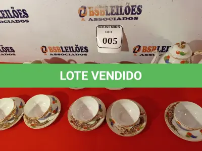 LOTE 005 - 01 BELÍSSIMO CONJUNTO DE CHÁ JAPONÊS CASCA OVO PORCELANA COM 01 BULE, 01 LEITEIRA, 01 MANTEIGUEIRA, 06 XICARAS DE CHÁ E 06 PIRES. (NO ESTADO EM QUE SE ENCONTRA) ATENÇÃO! FAZER A VISITAÇÃO ANTES DE ARREMATAR, NÃO SABEMOS SE FUNCIONA. LEILÃO NÃO TEM GARANTIA E NEM DEVOLUÇÃO, SUJEITO A POSSÍVEIS AVARIAS VISÍVEIS/OCULTAS E/OU AUSÊNCIA DE COMPONENTES.  