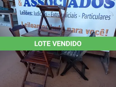 LOTE 320 - 01 MESA COM 04 CADEIRAS COM AVARIAS EM MADEIRA DOBRÁVEL. (NO ESTADO) ATENÇÃO! FAZER A VISITAÇÃO ANTES DE ARREMATAR, NÃO SABEMOS SE FUNCIONA. LEILÃO NÃO TEM GARANTIA E NEM DEVOLUÇÃO, SUJEITO A POSSÍVEIS AVARIAS VISÍVEIS/OCULTAS E/OU AUSÊNCIA DE COMPONENTES.