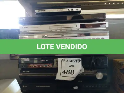 LOTE 488 - 10 APARELHOS DE DVD DIVERSOS.  (NO ESTADO) ATENÇÃO! FAZER A VISITAÇÃO ANTES DE ARREMATAR, NÃO SABEMOS SE FUNCIONA. LEILÃO NÃO TEM GARANTIA E NEM DEVOLUÇÃO, SUJEITO A POSSÍVEIS AVARIAS VISÍVEIS/OCULTAS E/OU AUSÊNCIA DE COMPONENTES.