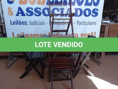 LOTE 310 - 01 MESA COM 04 CADEIRAS COM AVARIAS EM MADEIRA DOBRÁVEL. (NO ESTADO) ATENÇÃO! FAZER A VISITAÇÃO ANTES DE ARREMATAR, NÃO SABEMOS SE FUNCIONA. LEILÃO NÃO TEM GARANTIA E NEM DEVOLUÇÃO, SUJEITO A POSSÍVEIS AVARIAS VISÍVEIS/OCULTAS E/OU AUSÊNCIA DE COMPONENTES.