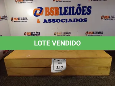 LOTE 357 - 01 CAIXA DE MADEIRA. (NO ESTADO) ATENÇÃO! FAZER A VISITAÇÃO ANTES DE ARREMATAR, NÃO SABEMOS SE FUNCIONA. LEILÃO NÃO TEM GARANTIA E NEM DEVOLUÇÃO, SUJEITO A POSSÍVEIS AVARIAS VISÍVEIS/OCULTAS E/OU AUSÊNCIA DE COMPONENTES.