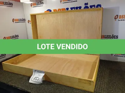 LOTE 357 - 01 CAIXA DE MADEIRA. (NO ESTADO) ATENÇÃO! FAZER A VISITAÇÃO ANTES DE ARREMATAR, NÃO SABEMOS SE FUNCIONA. LEILÃO NÃO TEM GARANTIA E NEM DEVOLUÇÃO, SUJEITO A POSSÍVEIS AVARIAS VISÍVEIS/OCULTAS E/OU AUSÊNCIA DE COMPONENTES.