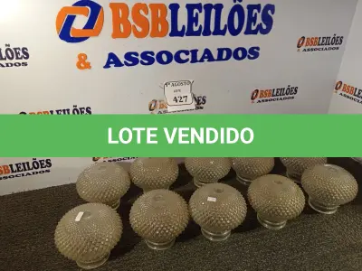 LOTE 427 - 01 CAIXA COM GLOBOS PARA LUMINÁRIAS. (NO ESTADO) ATENÇÃO! FAZER A VISITAÇÃO ANTES DE ARREMATAR, NÃO SABEMOS SE FUNCIONA. LEILÃO NÃO TEM GARANTIA E NEM DEVOLUÇÃO, SUJEITO A POSSÍVEIS AVARIAS VISÍVEIS/OCULTAS E/OU AUSÊNCIA DE COMPONENTES.