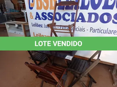 LOTE 310 - 01 MESA COM 04 CADEIRAS COM AVARIAS EM MADEIRA DOBRÁVEL. (NO ESTADO) ATENÇÃO! FAZER A VISITAÇÃO ANTES DE ARREMATAR, NÃO SABEMOS SE FUNCIONA. LEILÃO NÃO TEM GARANTIA E NEM DEVOLUÇÃO, SUJEITO A POSSÍVEIS AVARIAS VISÍVEIS/OCULTAS E/OU AUSÊNCIA DE COMPONENTES.