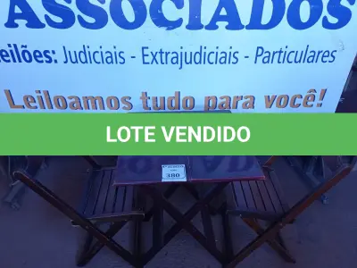 LOTE 380 - 01 MESA COM 04 CADEIRAS COM AVARIAS EM MADEIRA DOBRÁVEL. (NO ESTADO) ATENÇÃO! FAZER A VISITAÇÃO ANTES DE ARREMATAR, NÃO SABEMOS SE FUNCIONA. LEILÃO NÃO TEM GARANTIA E NEM DEVOLUÇÃO, SUJEITO A POSSÍVEIS AVARIAS VISÍVEIS/OCULTAS E/OU AUSÊNCIA DE COMPONENTES.
