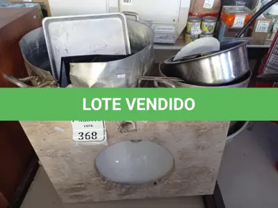 LOTE 368 - 01 PIA PARA LAVATÓRIO E VÁRIAS PANELAS DIVERSAS. (NO ESTADO) ATENÇÃO! FAZER A VISITAÇÃO ANTES DE ARREMATAR, NÃO SABEMOS SE FUNCIONA. LEILÃO NÃO TEM GARANTIA E NEM DEVOLUÇÃO, SUJEITO A POSSÍVEIS AVARIAS VISÍVEIS/OCULTAS E/OU AUSÊNCIA DE COMPONENTES.