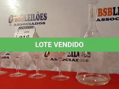 LOTE 018 - 01 GARRAFA PARA DECANTAÇÃO DE VINHO OU LICOR E 06 TAÇAS EM CRISTAL. (NO ESTADO EM QUE SE ENCONTRA) ATENÇÃO! FAZER A VISITAÇÃO ANTES DE ARREMATAR, NÃO SABEMOS SE FUNCIONA. LEILÃO NÃO TEM GARANTIA E NEM DEVOLUÇÃO, SUJEITO A POSSÍVEIS AVARIAS VISÍVEIS/OCULTAS E/OU AUSÊNCIA DE COMPONENTES.  