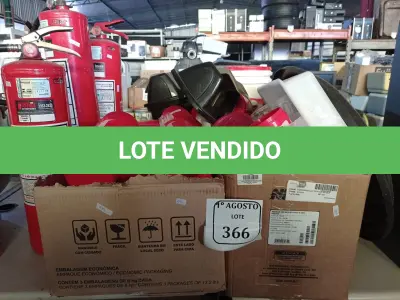 LOTE 366 - 01 CAIXA COM PORTAS GARRAFAS, UTENSÍLIOS PARA COZINHA E 03 EXTINTORES COM AVARIAS. (NO ESTADO) ATENÇÃO! FAZER A VISITAÇÃO ANTES DE ARREMATAR, NÃO SABEMOS SE FUNCIONA. LEILÃO NÃO TEM GARANTIA E NEM DEVOLUÇÃO, SUJEITO A POSSÍVEIS AVARIAS VISÍVEIS/OCULTAS E/OU AUSÊNCIA DE COMPONENTES.
