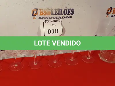 LOTE 018 - 01 GARRAFA PARA DECANTAÇÃO DE VINHO OU LICOR E 06 TAÇAS EM CRISTAL. (NO ESTADO EM QUE SE ENCONTRA) ATENÇÃO! FAZER A VISITAÇÃO ANTES DE ARREMATAR, NÃO SABEMOS SE FUNCIONA. LEILÃO NÃO TEM GARANTIA E NEM DEVOLUÇÃO, SUJEITO A POSSÍVEIS AVARIAS VISÍVEIS/OCULTAS E/OU AUSÊNCIA DE COMPONENTES.  