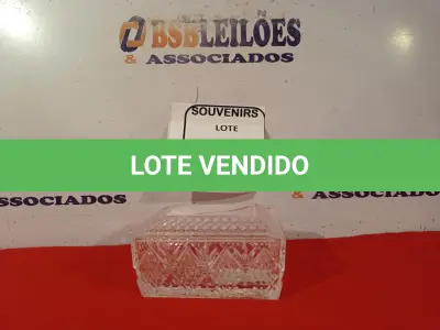 LOTE 003 - 01 CAIXINHA DE VIDRO COM TAMPA. (NO ESTADO EM QUE SE ENCONTRA) ATENÇÃO! FAZER A VISITAÇÃO ANTES DE ARREMATAR, NÃO SABEMOS SE FUNCIONA. LEILÃO NÃO TEM GARANTIA E NEM DEVOLUÇÃO, SUJEITO A POSSÍVEIS AVARIAS VISÍVEIS/OCULTAS E/OU AUSÊNCIA DE COMPONENTES.  
