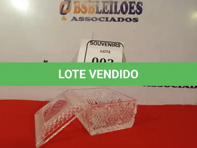 LOTE 003 - 01 CAIXINHA DE VIDRO COM TAMPA. (NO ESTADO EM QUE SE ENCONTRA) ATENÇÃO! FAZER A VISITAÇÃO ANTES DE ARREMATAR, NÃO SABEMOS SE FUNCIONA. LEILÃO NÃO TEM GARANTIA E NEM DEVOLUÇÃO, SUJEITO A POSSÍVEIS AVARIAS VISÍVEIS/OCULTAS E/OU AUSÊNCIA DE COMPONENTES.  