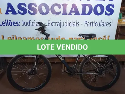 LOTE 434 - 01 BICICLETA MARCA CALOI. (NO ESTADO) ATENÇÃO! FAZER A VISITAÇÃO ANTES DE ARREMATAR, NÃO SABEMOS SE FUNCIONA. LEILÃO NÃO TEM GARANTIA E NEM DEVOLUÇÃO, SUJEITO A POSSÍVEIS AVARIAS VISÍVEIS/OCULTAS E/OU AUSÊNCIA DE COMPONENTES.