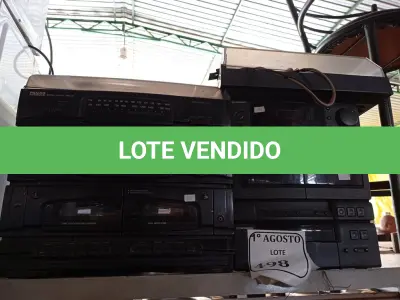 LOTE 498 - 02 APARELHOS DE SOM COM TOCA VINIL.  (NO ESTADO) ATENÇÃO! FAZER A VISITAÇÃO ANTES DE ARREMATAR, NÃO SABEMOS SE FUNCIONA. LEILÃO NÃO TEM GARANTIA E NEM DEVOLUÇÃO, SUJEITO A POSSÍVEIS AVARIAS VISÍVEIS/OCULTAS E/OU AUSÊNCIA DE COMPONENTES.