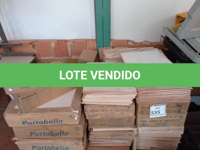 LOTE 535 - 01 LOTE COM REVESTIMENTO PORTOBELLO CETIM BIANCO 30X40 BOLD E AZULEJOS ELIANE 50,0 X 200,0MM. (NO ESTADO) ATENÇÃO! FAZER A VISITAÇÃO ANTES DE ARREMATAR, NÃO SABEMOS SE FUNCIONA. LEILÃO NÃO TEM GARANTIA E NEM DEVOLUÇÃO, SUJEITO A POSSÍVEIS AVARIAS VISÍVEIS/OCULTAS E/OU AUSÊNCIA DE COMPONENTES.